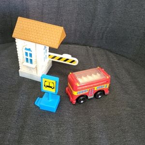 2004 Fisher Price Geotrax Highview Tours Set Gatehouse Bus Stop Complete!